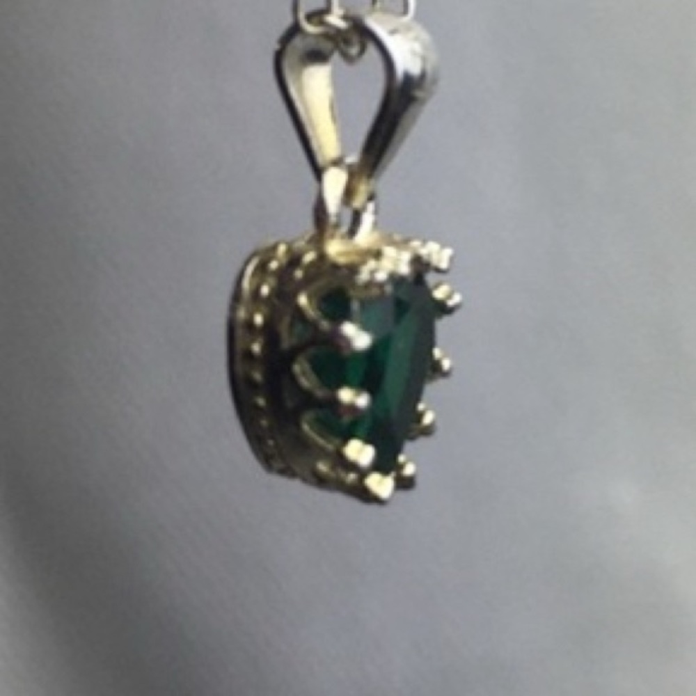 TIARA Emerald 💚 Heart Pendant Birthstone: MAY - Picture 5 of 6